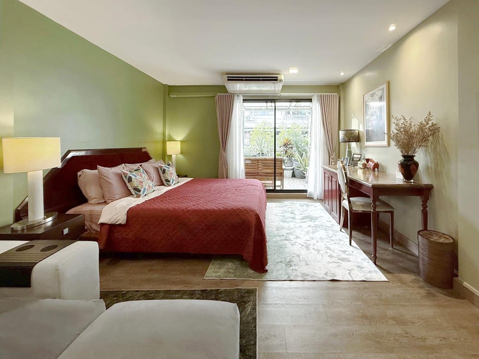 Bed, Seating area, Bedroom