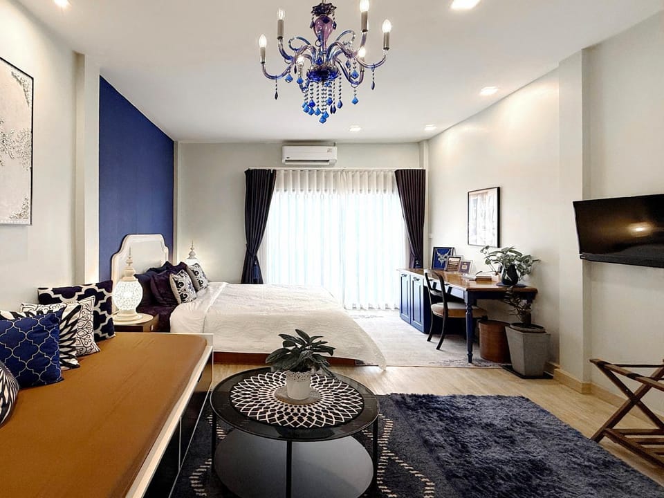 Bed, TV and multimedia, Photo of the whole room, Seating area, Bedroom