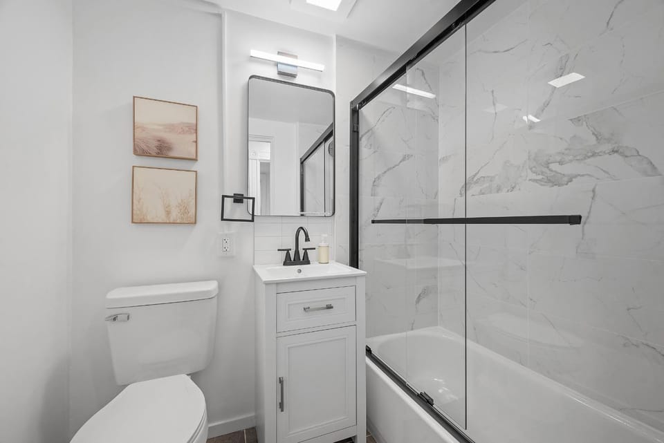 Pittsburgh Shadyside 2A Bright and Stylish Private Bedroom with Shared Bathroom Vacation rental in Shadyside