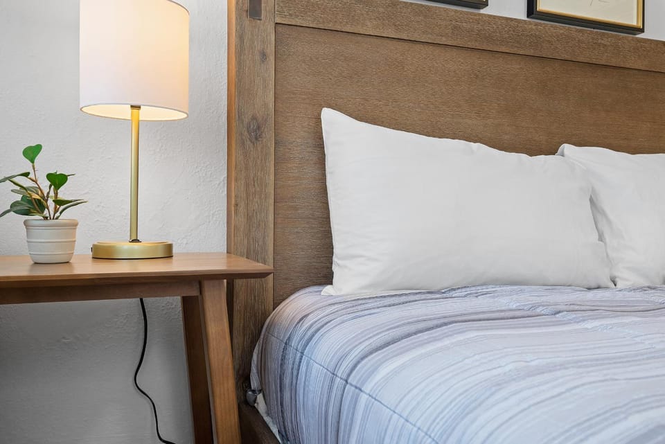 Pittsburgh Shadyside 2A Bright and Stylish Private Bedroom with Shared Bathroom Vacation rental in Shadyside