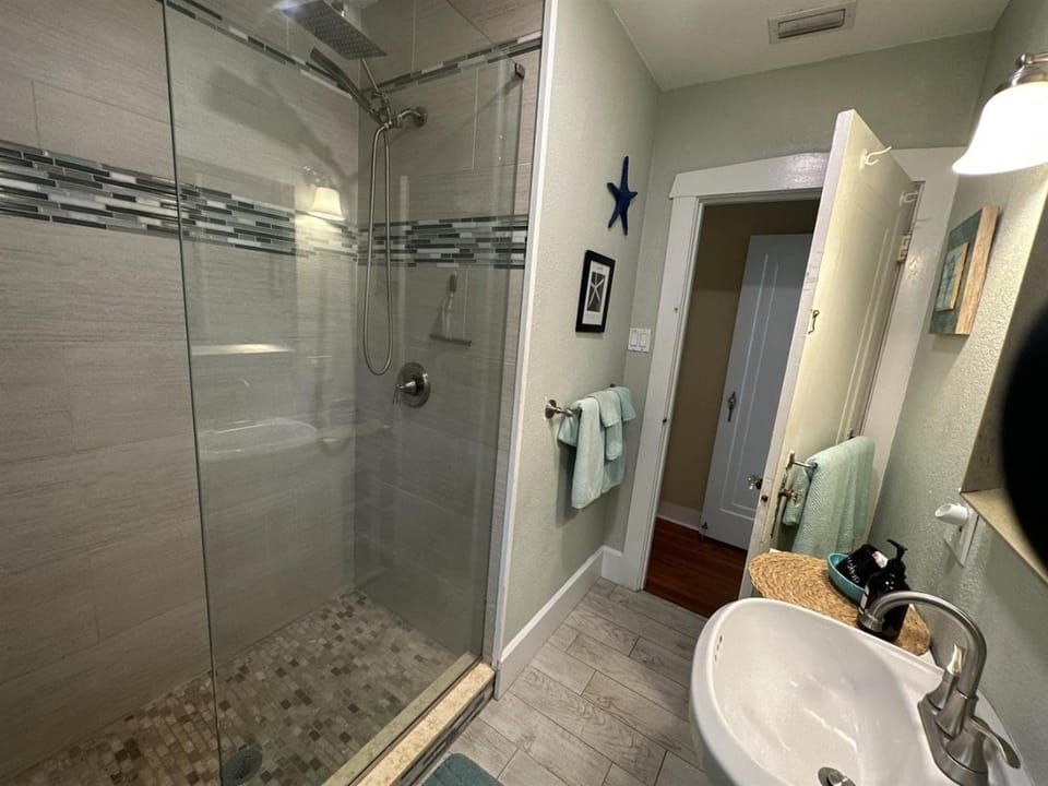 Steps 2 Beach- Cottage wking bd 2bikes parking Apartment in Saint Pete Beach