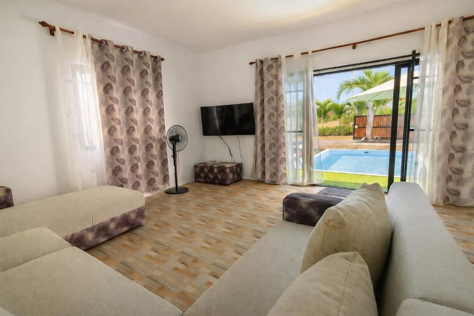 Communal lounge/ TV room, TV and multimedia, Living room, Pool view