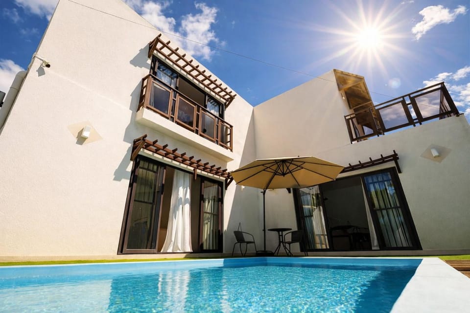 Patio, Day, Swimming pool
