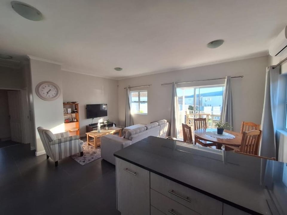 TV and multimedia, Living room, Photo of the whole room, Seating area, Evening entertainment