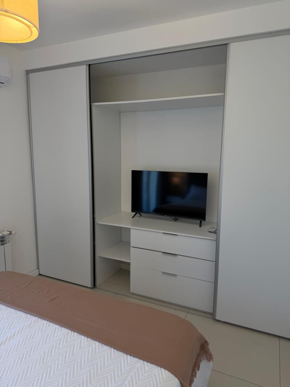 Bed, TV and multimedia, Photo of the whole room, Bedroom