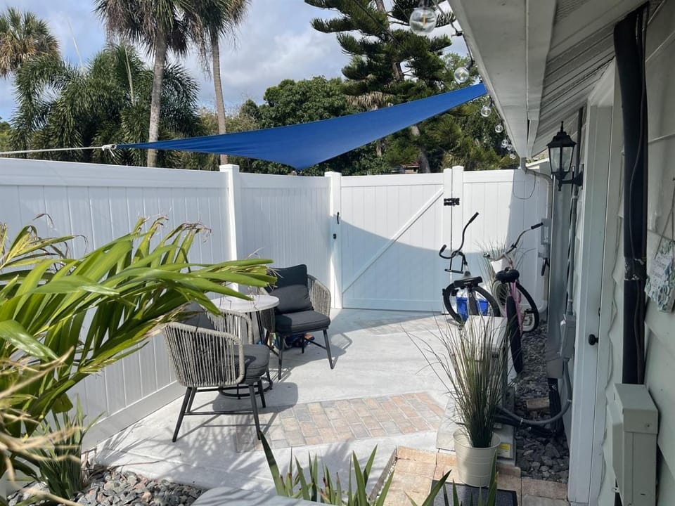 Stylish Retreat Walk 2Dtwnbeach BikesPatio Apartment in St Petersburg