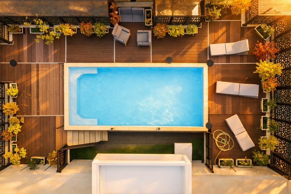 Property building, Balcony/Terrace, Swimming pool, furniture, furniture