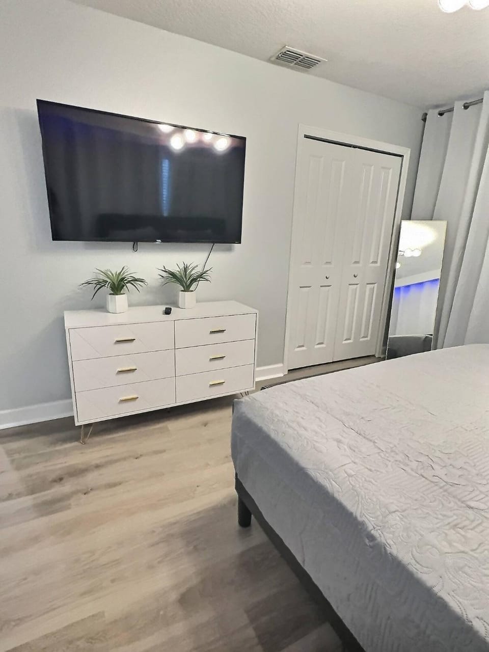 Bed, TV and multimedia, Other, Bedroom