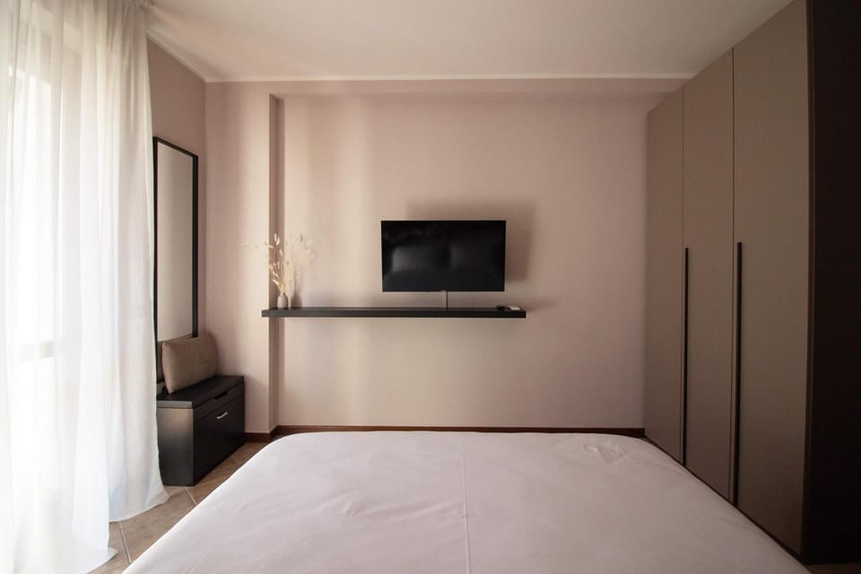 Bed, TV and multimedia, Photo of the whole room, Evening entertainment, Bedroom, wardrobe
