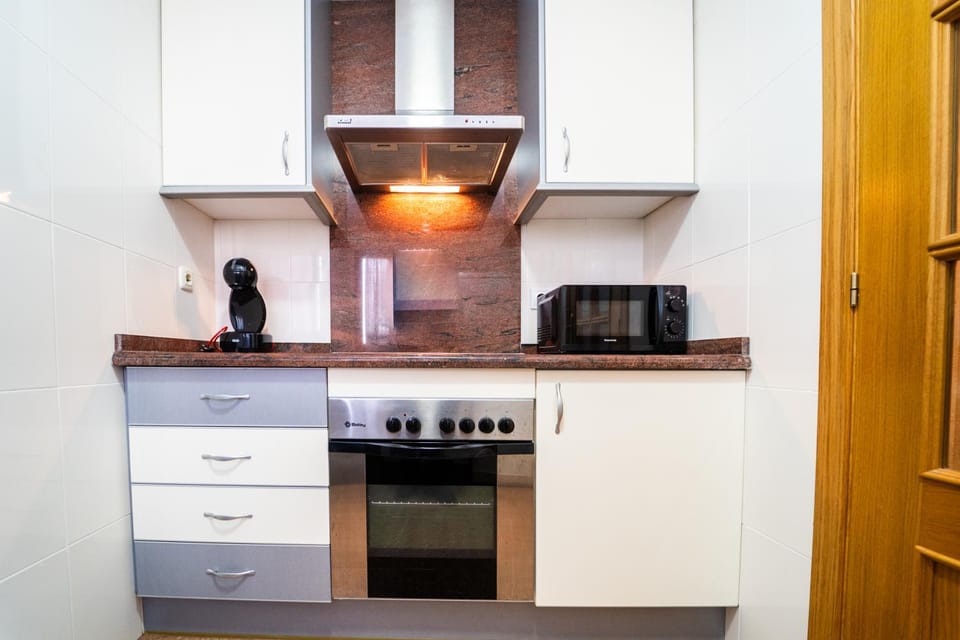 Coffee/tea facilities, Kitchen or kitchenette, stove
