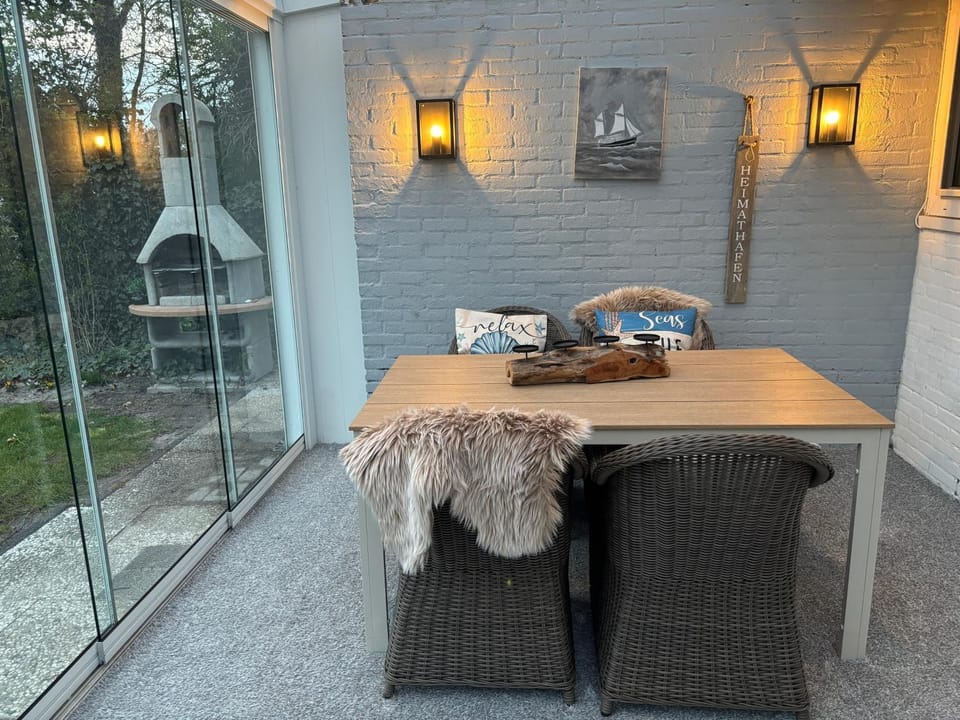 Strandnahes Nr 156 Ferienhaus mit traumhaften Wintergarten und uneinsehbaren, grossen Garten, Eckgrundstück House in Callantsoog