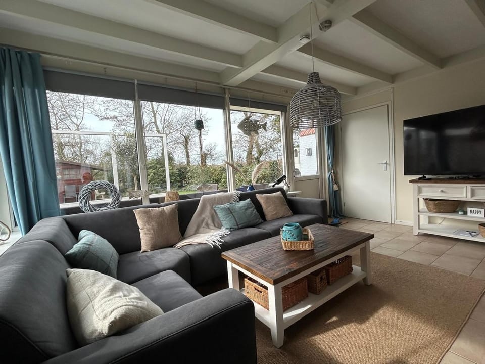 Strandnahes Nr 156 Ferienhaus mit traumhaften Wintergarten und uneinsehbaren, grossen Garten, Eckgrundstück House in Callantsoog