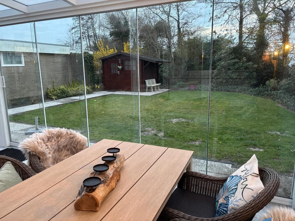 Strandnahes Nr 156 Ferienhaus mit traumhaften Wintergarten und uneinsehbaren, grossen Garten, Eckgrundstück House in Callantsoog