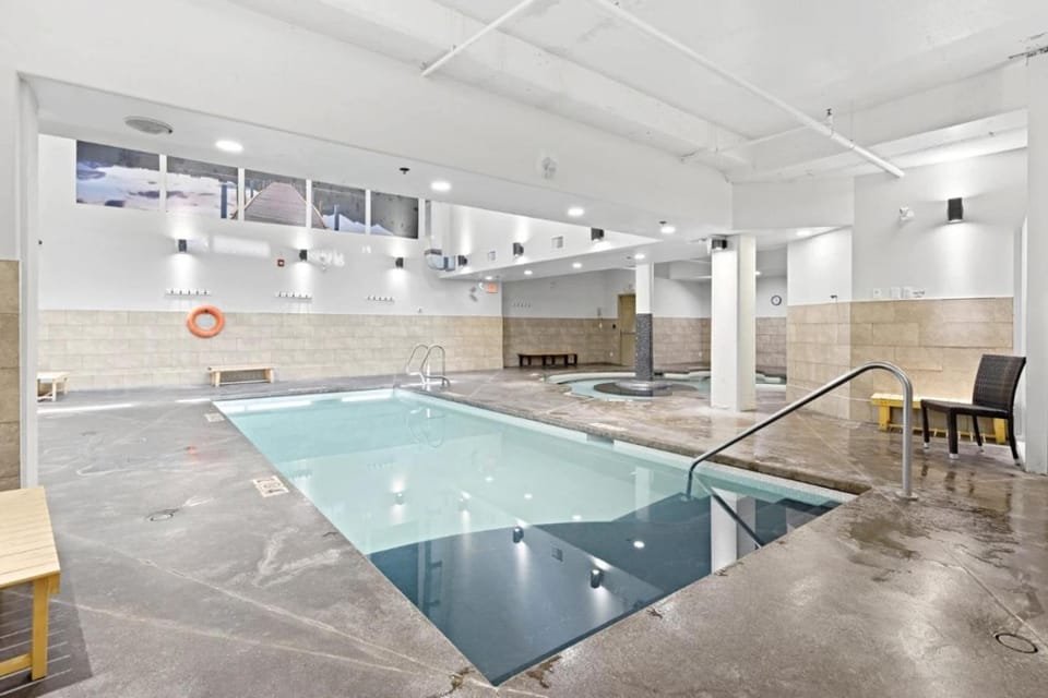 Mountain Bliss Spacious 2BR with Pool and Hot Tub House in Canmore