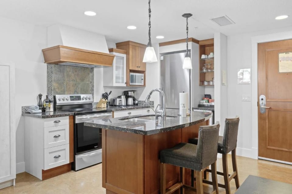 Mountain Bliss Spacious 2BR with Pool and Hot Tub House in Canmore