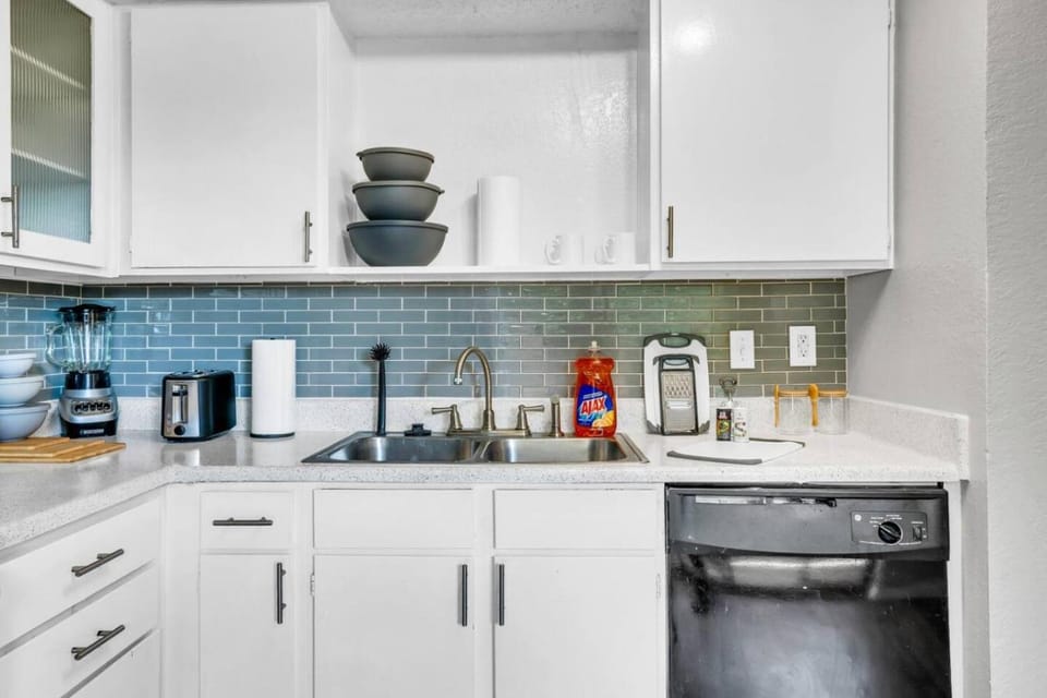 Brand New Stylish Studio Gym Access Apartment in Arlington