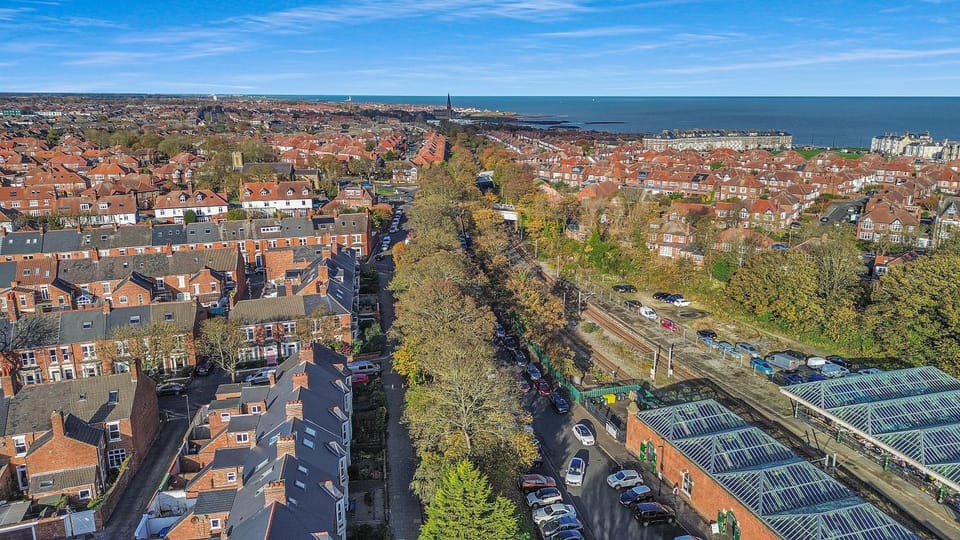 Day, Neighbourhood, Natural landscape, Bird's eye view, City view, Sea view, Street view, Location
