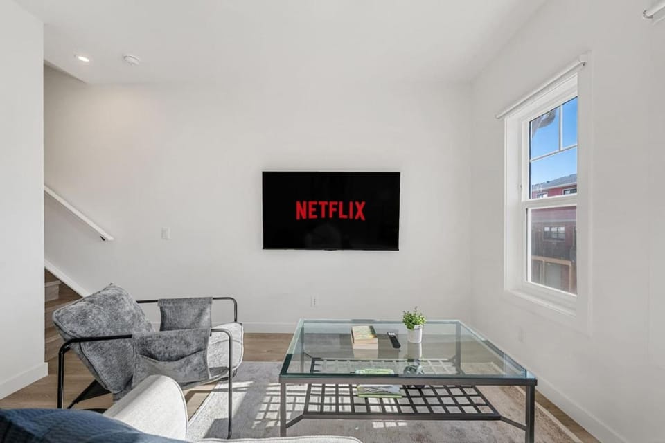 Luxurious Townhome in Aspen with King Bed Large Dining Area and Sleeps 8 House in Calgary