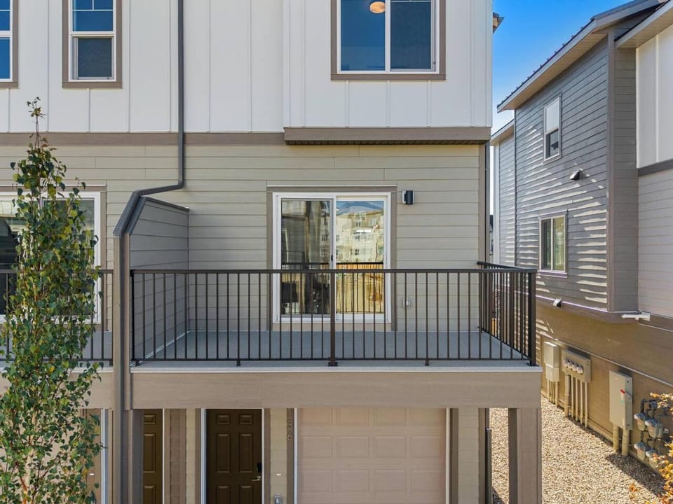 Luxurious Townhome in Aspen with King Bed Large Dining Area and Sleeps 8 House in Calgary