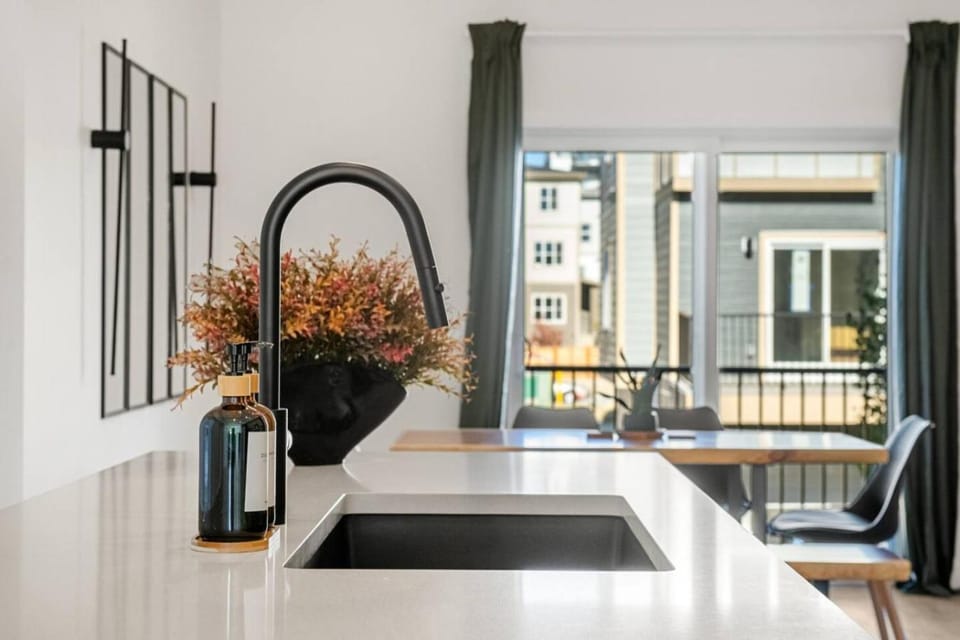 Luxurious Townhome in Aspen with King Bed Large Dining Area and Sleeps 8 House in Calgary