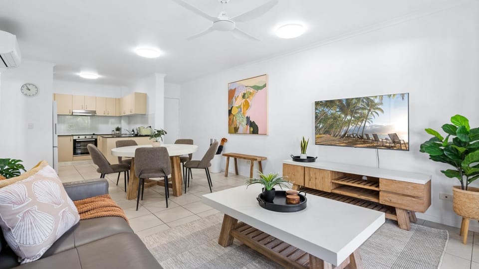 Kitchen or kitchenette, Living room, Seating area, Dining area