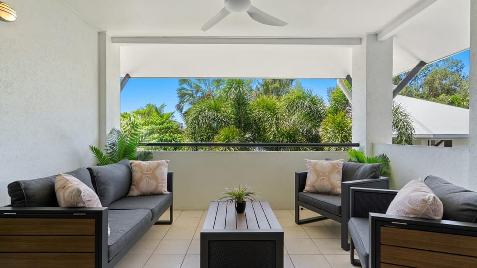 Balcony/Terrace, Living room, Seating area, Garden view