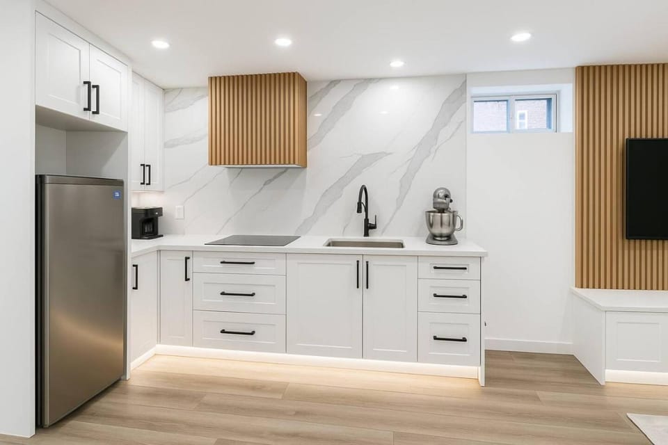 Coffee/tea facilities, Kitchen or kitchenette, stove