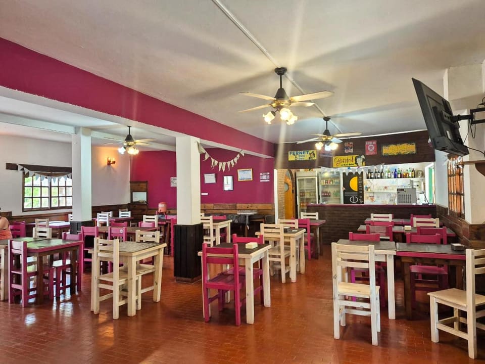 Restaurant/places to eat, Lounge or bar