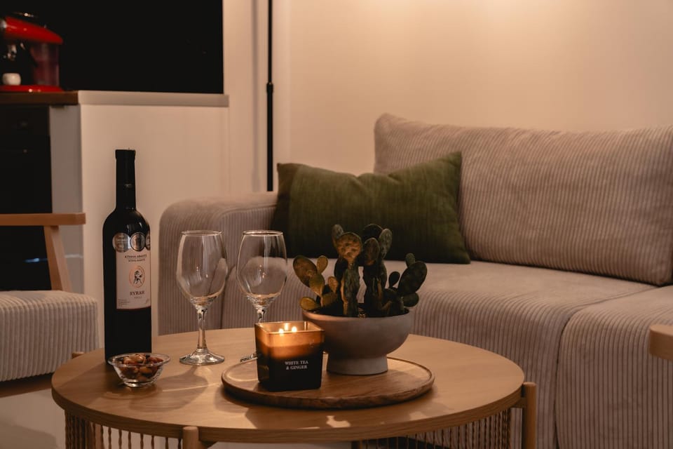 Living room, Seating area, Drinks