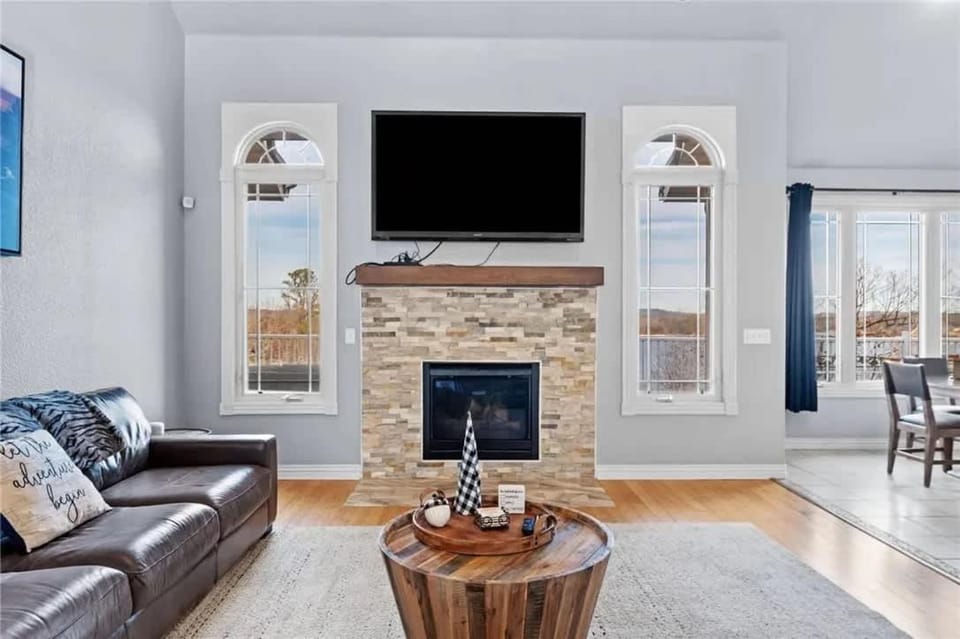 Lakeside Retreat - Large Deck & Game Room with Views House in Beaver Lake