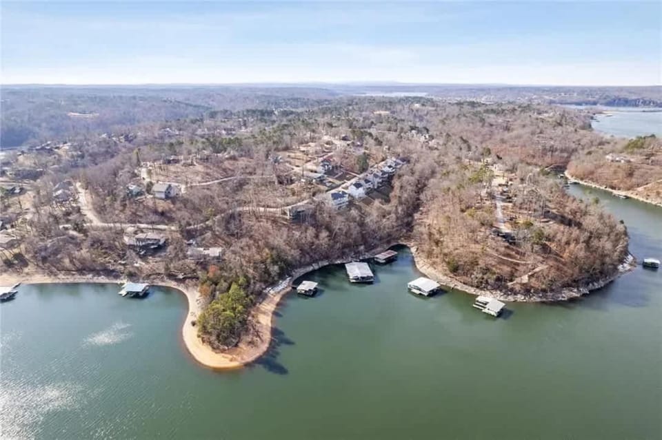 Lakeside Retreat - Large Deck & Game Room with Views House in Beaver Lake