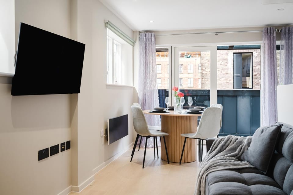 Communal lounge/ TV room, TV and multimedia, Living room, Seating area, Dining area