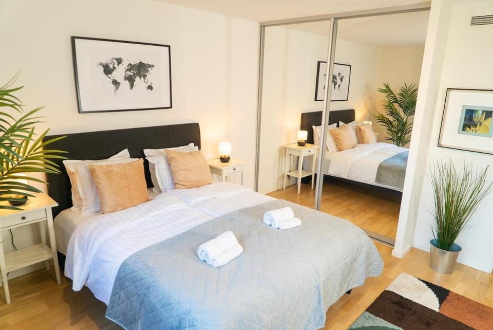 Bed, Bedroom, towels