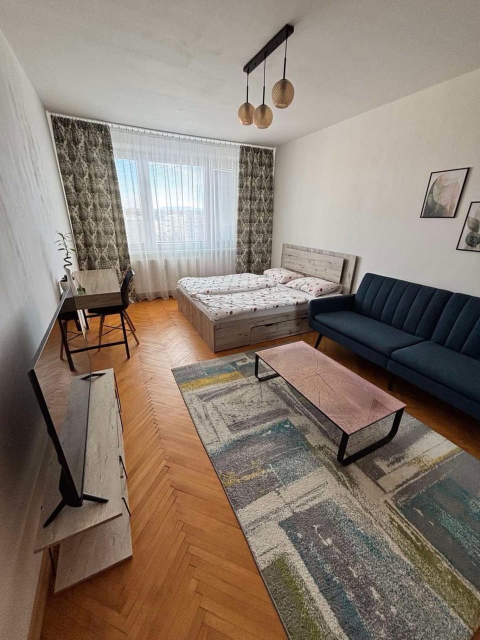 Bed, TV and multimedia, Living room, Photo of the whole room, Seating area, Bedroom