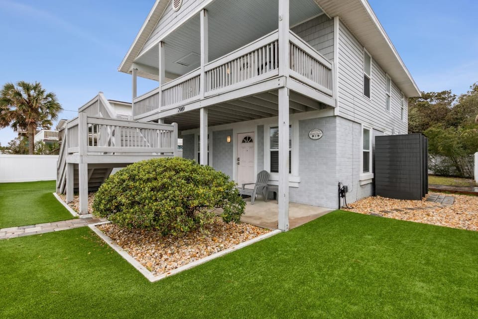 Updated 3-bedroom, 2 bath well stocked coastal cottage across from the beach House in Fernandina Beach