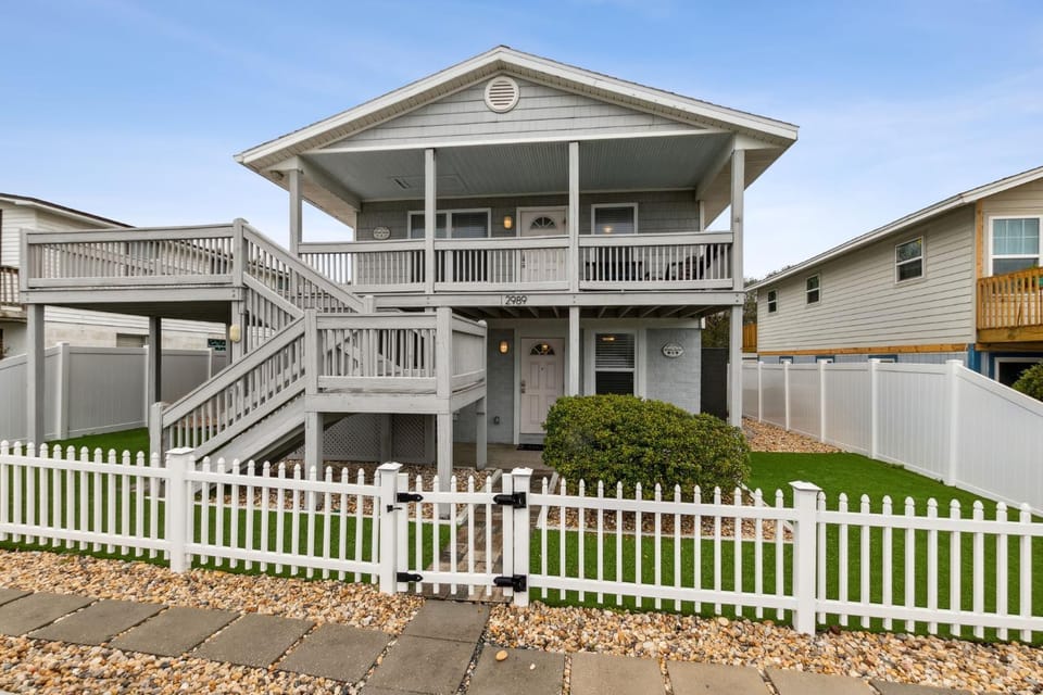Updated 3-bedroom, 2 bath well stocked coastal cottage across from the beach House in Fernandina Beach