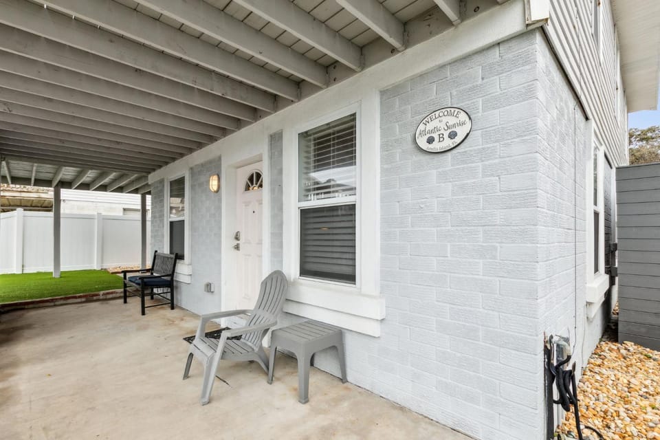 Updated 3-bedroom, 2 bath well stocked coastal cottage across from the beach House in Fernandina Beach