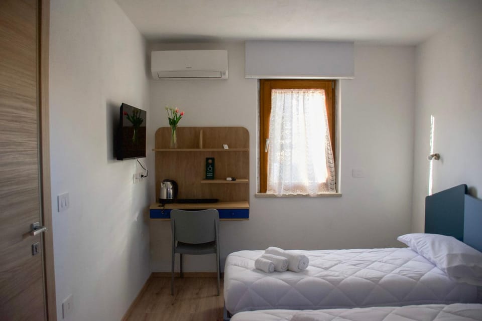 Bed, TV and multimedia, Photo of the whole room, minibar, towels, air conditioner