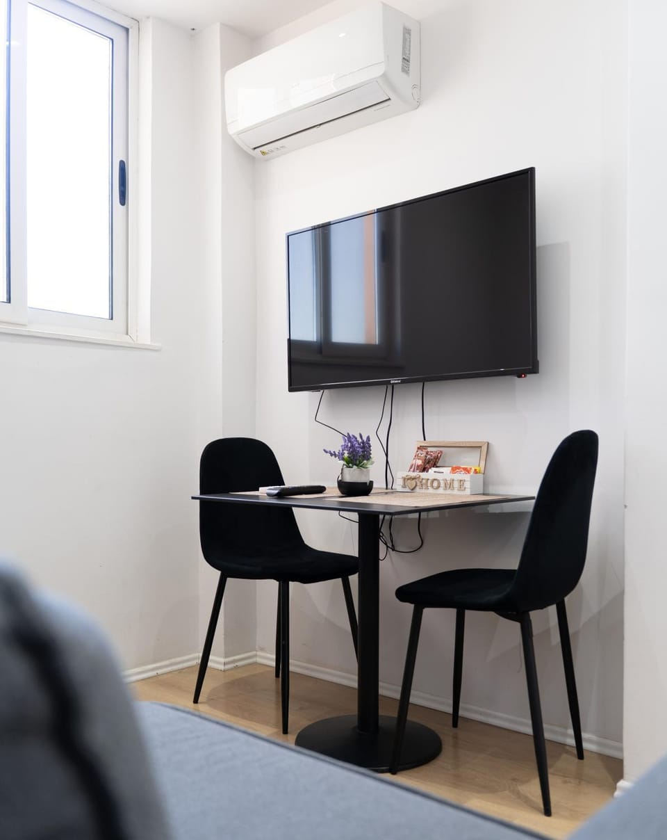 Communal lounge/ TV room, TV and multimedia, Living room, Seating area, Dining area, Evening entertainment, air conditioner