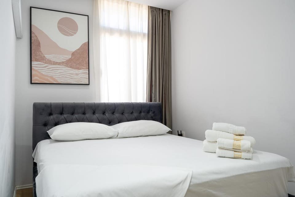 Bed, Bedroom, towels