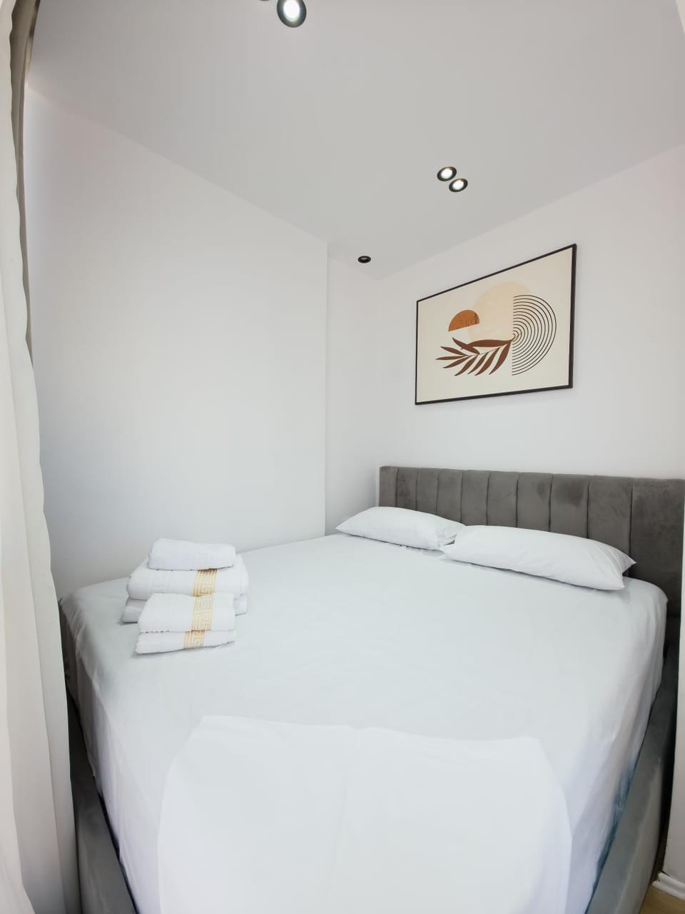 Bed, Photo of the whole room, Bedroom, towels