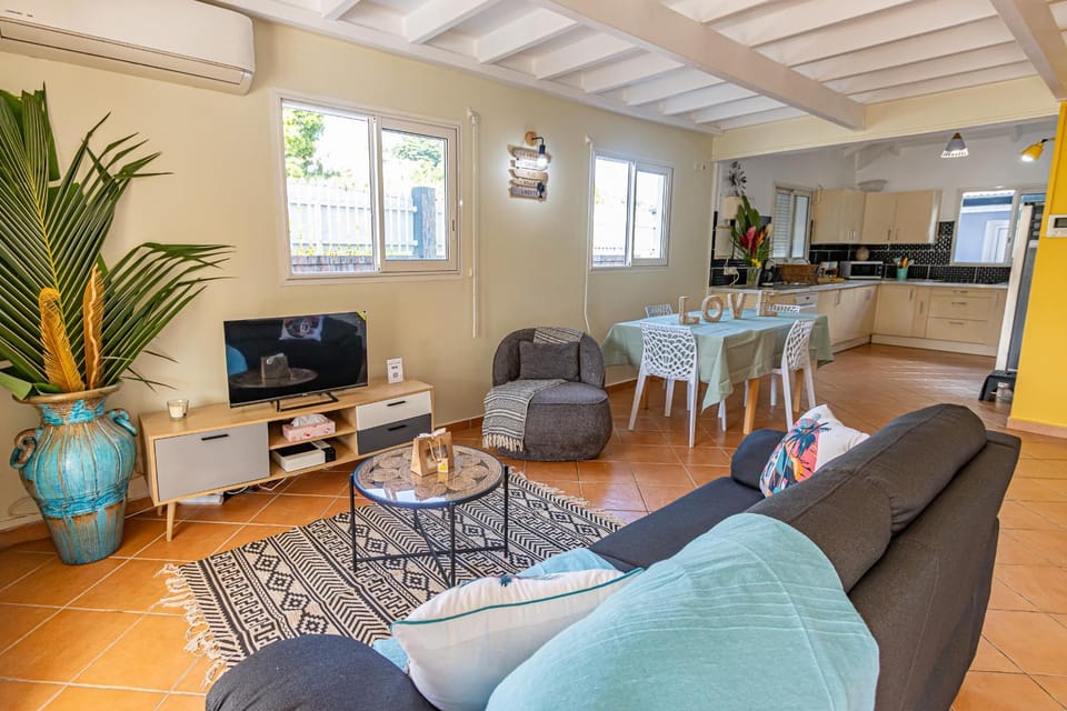 Communal lounge/ TV room, TV and multimedia, Kitchen or kitchenette, Living room, Seating area, Dining area