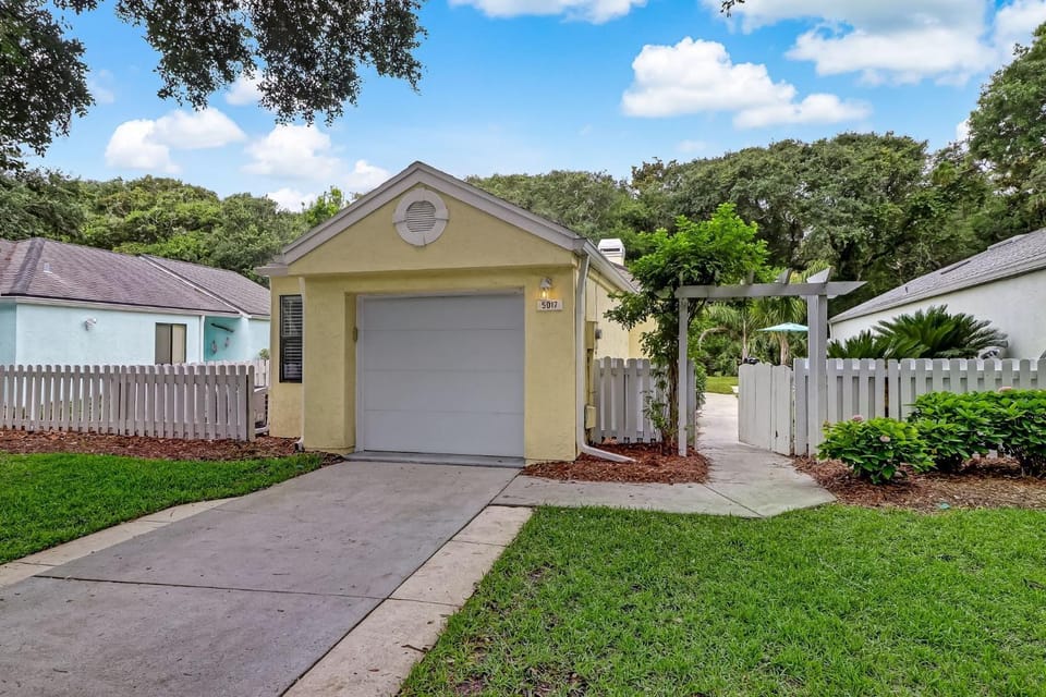 3 bedroom, 2 bath bungalow home House in Amelia Island