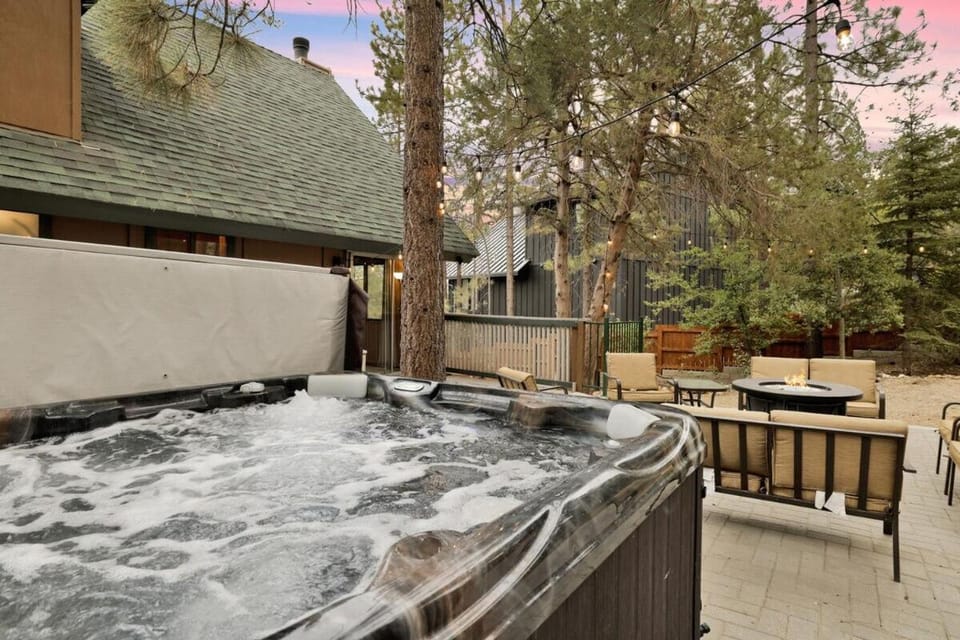 Lakeview Pines Log Cabin - Custom Built Village Log Cabin Retreat w/ Hot Tub, Pool Table Cabin in Big Bear