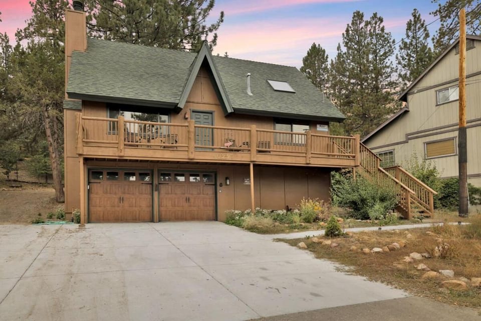 Lakeview Pines Log Cabin - Custom Built Village Log Cabin Retreat w/ Hot Tub, Pool Table Cabin in Big Bear