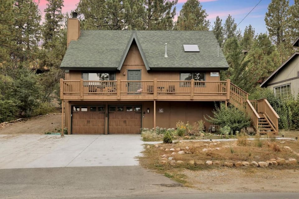 Lakeview Pines Log Cabin - Custom Built Village Log Cabin Retreat w/ Hot Tub, Pool Table Cabin in Big Bear