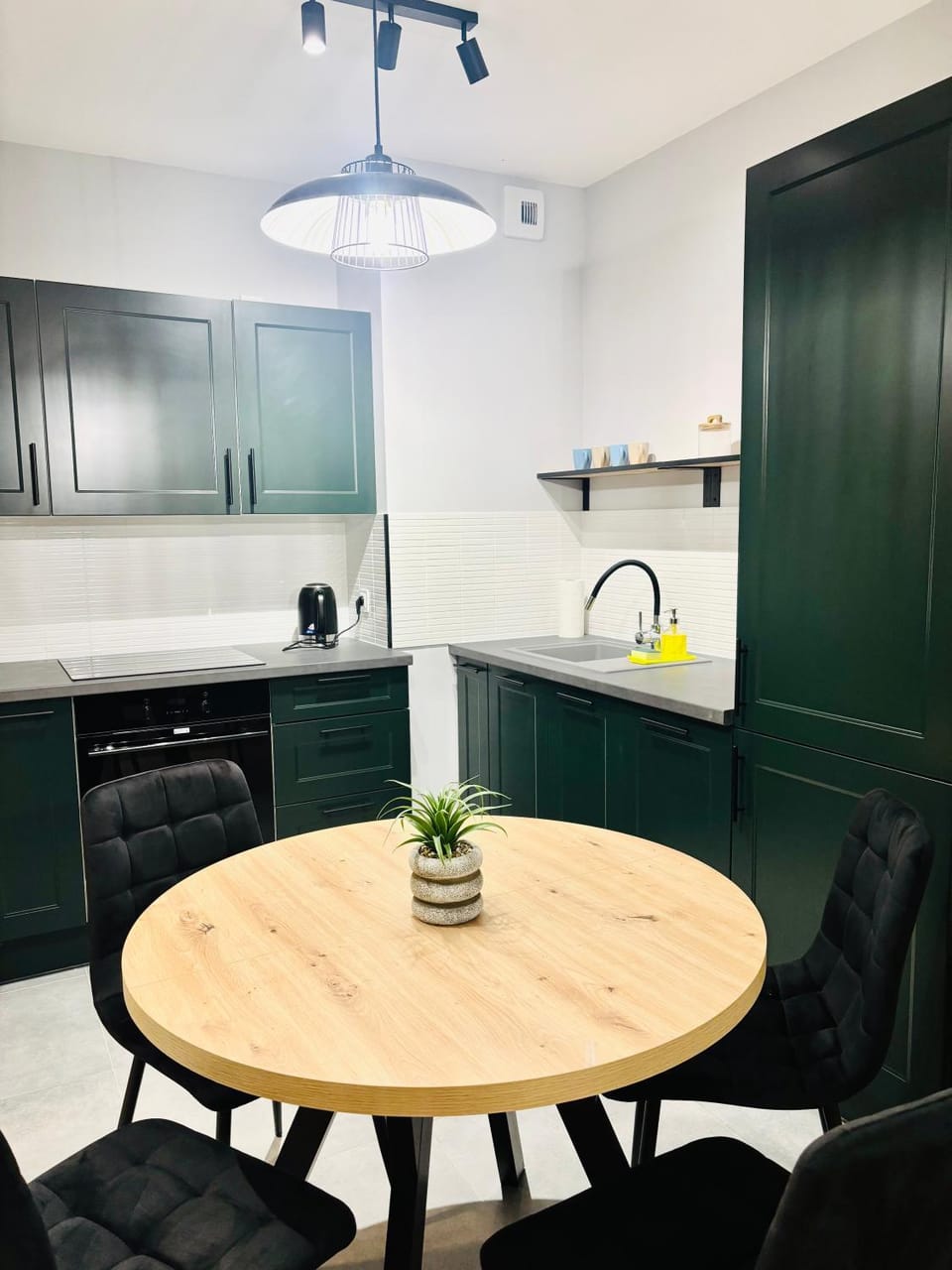 Kitchen or kitchenette, Dining area, stove