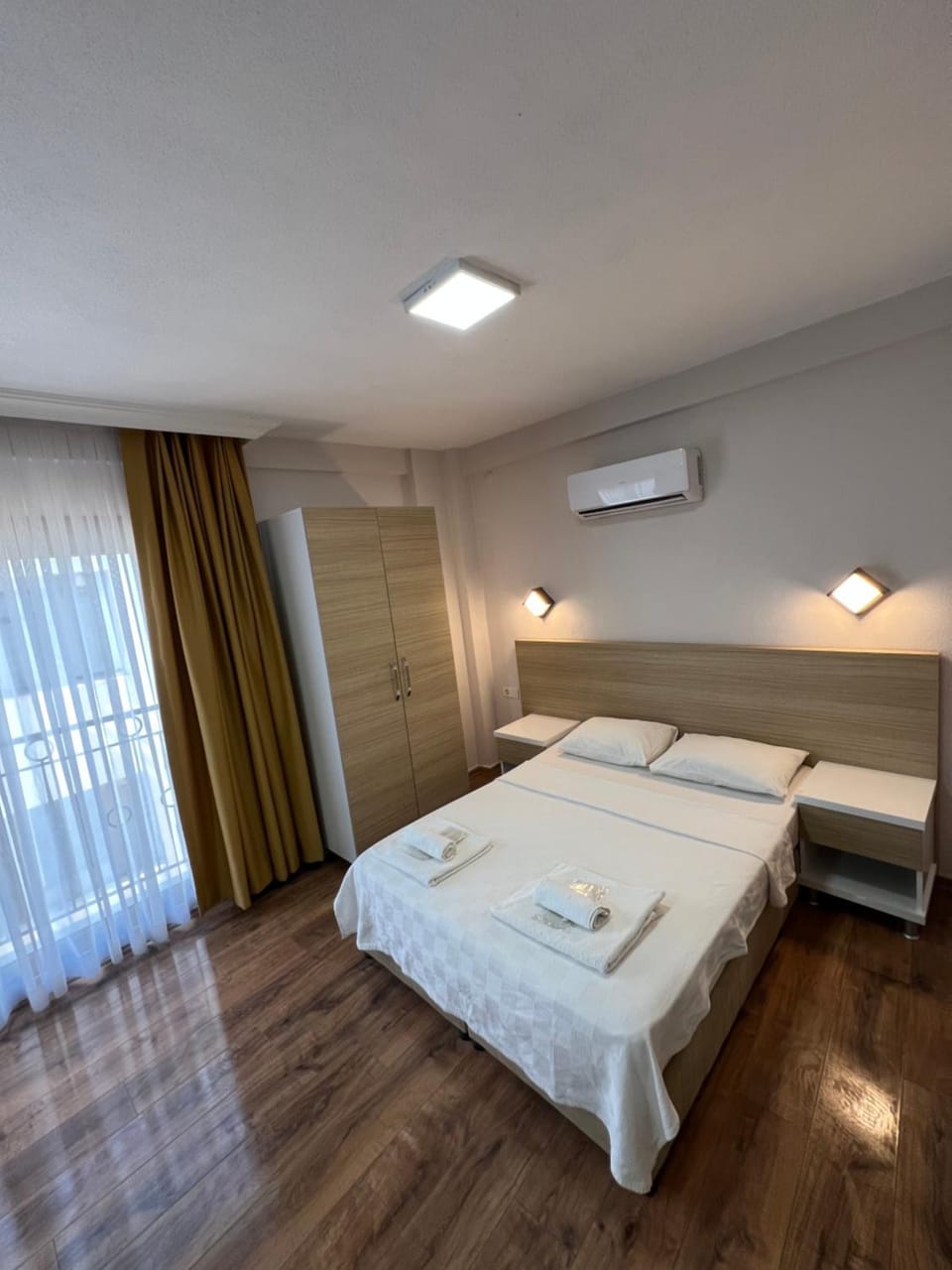 Bed, Bedroom, towels, air conditioner