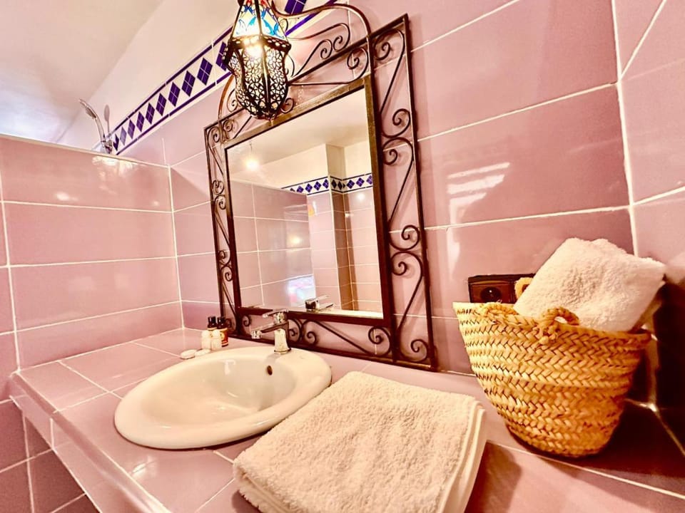 Bathroom, towels