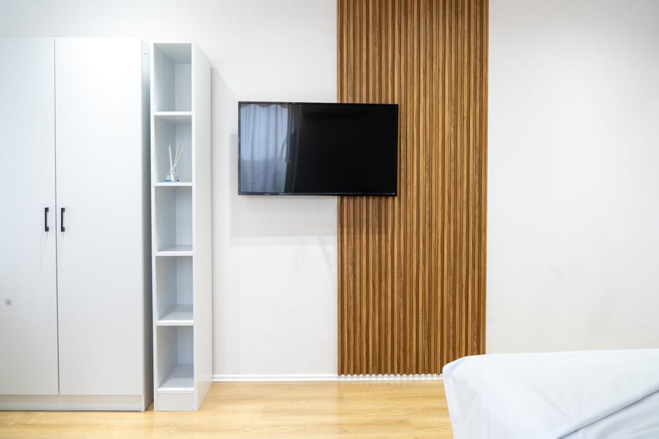 Communal lounge/ TV room, TV and multimedia, Bedroom, wardrobe
